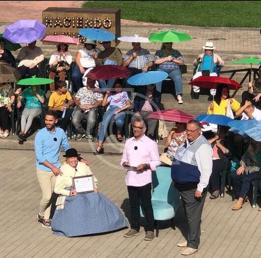 Momento del programan en que se rinde homenaje a Tomasa Marrero, fundadora de Entre Amigos (Foto TA)